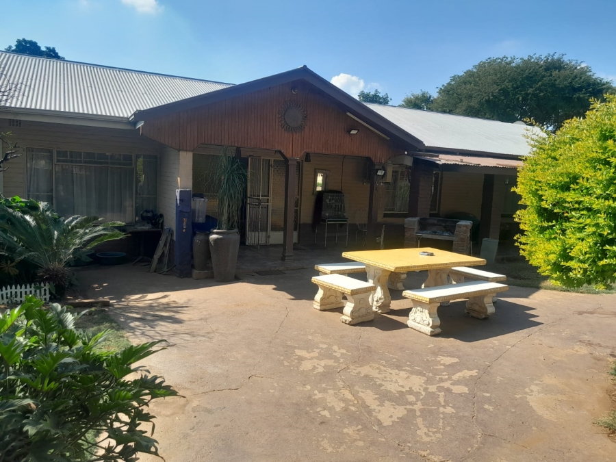 4 Bedroom Property for Sale in Oos Einde North West